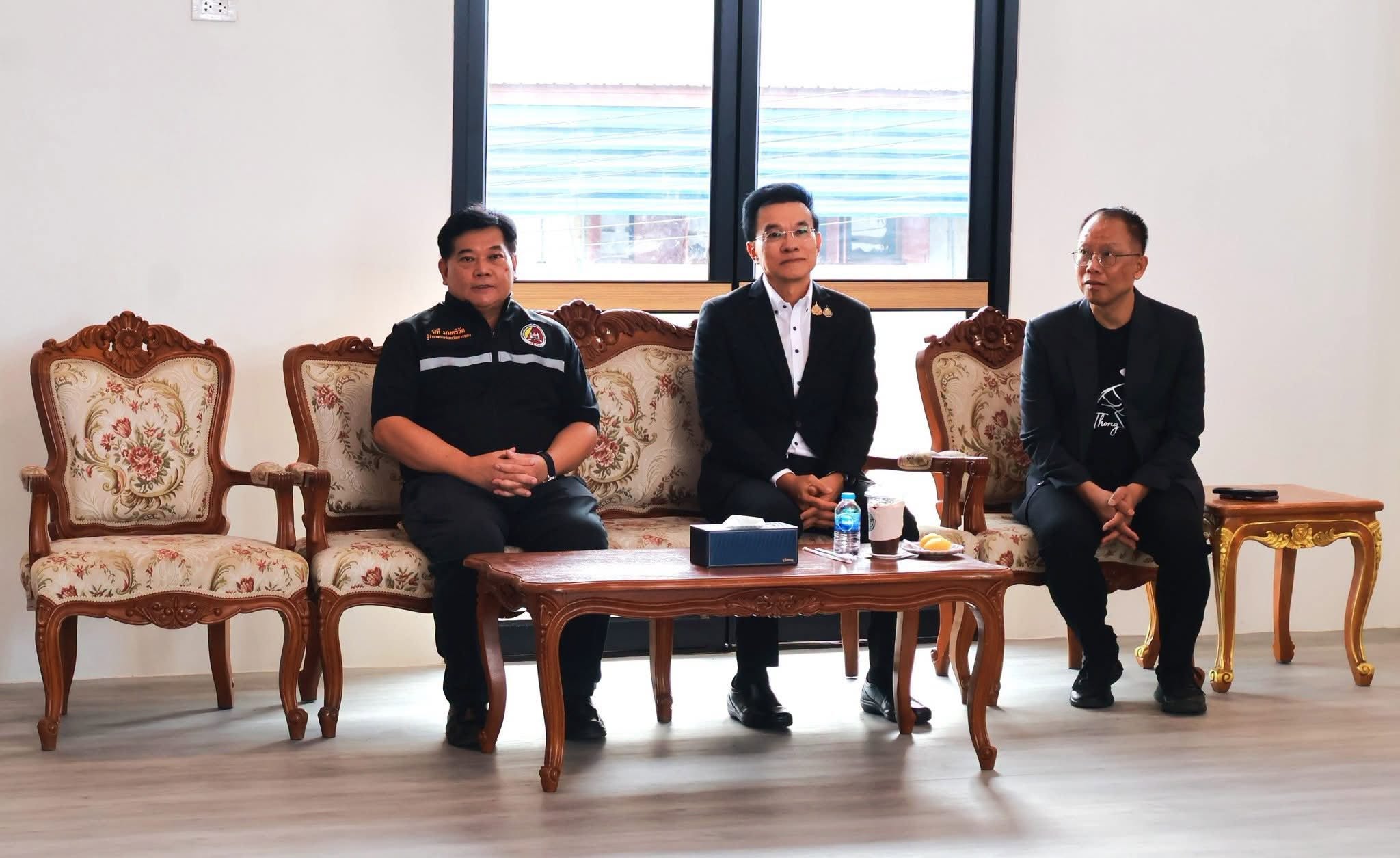 title - ส.ป.ก.อ่างทอง ร่วมเป็นเกียรติในพิธีมอบโล่รางวัลและเกียรติบัตรโครงการอ่างทองน้ำใส คลองสวย ด้วยมือเราชาวอ่างทอง สนองพระบรมราโชบาย 